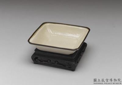 图片[3]-Porcelain brush washer with metal rim and impressed design in white glaze, Ming dynasty (1368-1644)-China Archive